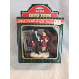 Coca Cola "Last Minute Shoppers" Town Square Christmas Village Accessory vintage